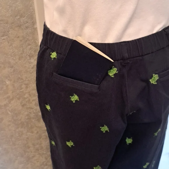 Briggs New York Size 12 cropped pants with small green frogs and White Button Do - Picture 7 of 8